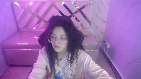 Snapshot of victoria_castillo_b chatting on March 12, 9:23 am victoria_castillo_b online show from March 12, 9:23 am