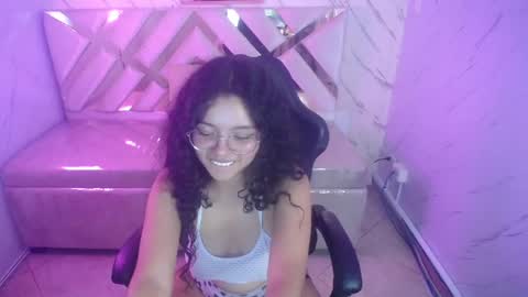 Snapshot of victoria_castillo_b chatting on March 12, 6:18 am victoria_castillo_b online show from March 12, 6:18 am