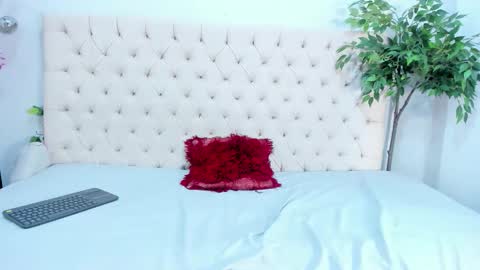 Victoria online show from December 4, 8:30 pm