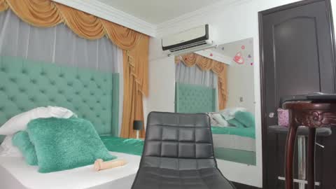 Snapshot of victoria_sweets_ chatting on February 1, 1:55 am victoria_sweets_ online show from February 1, 1:55 am