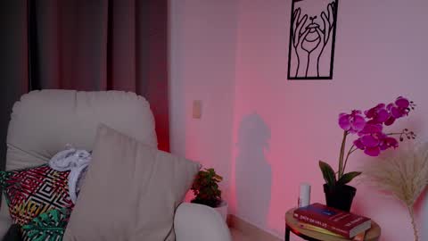 VictoriaNova online show from December 15, 9:00 pm