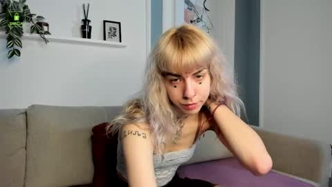 violet_haaze online show from April 16, 5:18 am