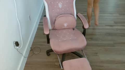 violet_winter97 online show from August 1, 10:00 pm