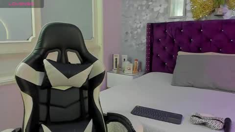 Snapshot of violeta_medina chatting on February 20, 1:36 am violeta_medina online show from February 20, 1:36 am