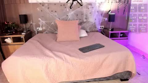 Violet online show from October 1, 2:05 pm