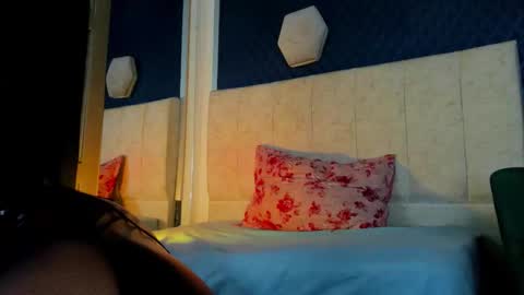 Snapshot of violett__rousee chatting on October 17, 5:50 pm violett rousee online show from October 17, 5:50 pm