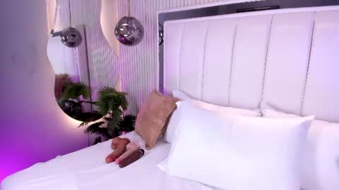 violettacolinss online show from June 10, 11:42 am