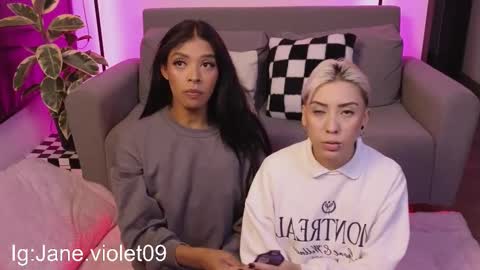 Snapshot of violettgrey_ chatting on October 19, 11:42 pm Violet online show from October 19, 11:42 pm
