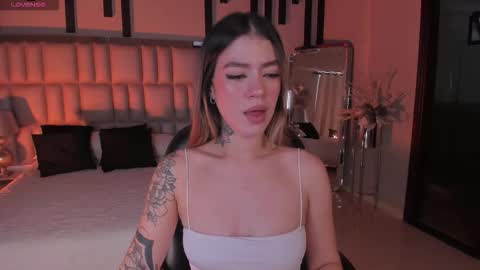 Violett  online show from November 5, 7:05 pm