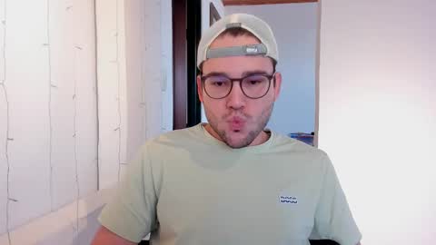 Vito Ferrer online show from November 25, 12:37 pm