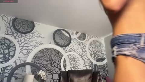 Vivian Evans online show from July 30, 2:01 am
