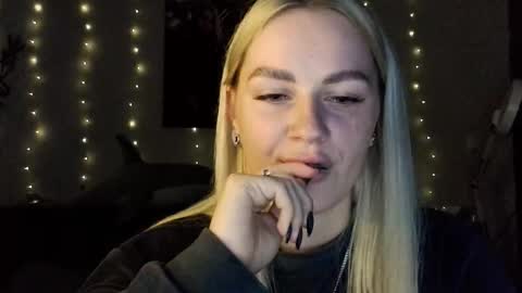 whitehex666 online show from December 4, 5:01 pm