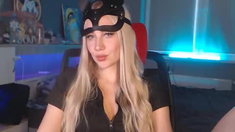 Whitekittykitten online show from October 31, 12:49 pm