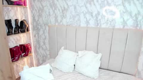 whitneyyfox online show from September 22, 8:18 am