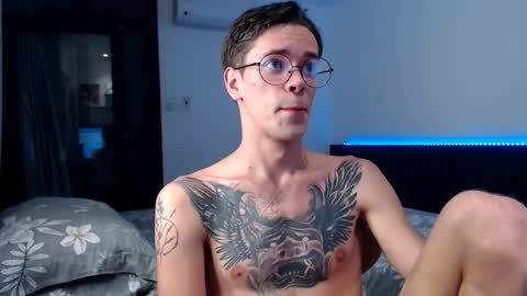 Snapshot of william_henry_a chatting on October 9, 10:10 am William online show from October 9, 10:10 am