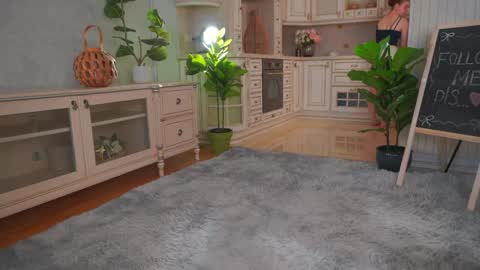 Lillian online show from June 5, 3:46 am
