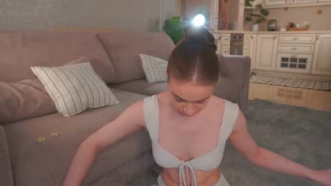 Lillian online show from June 13, 3:39 am