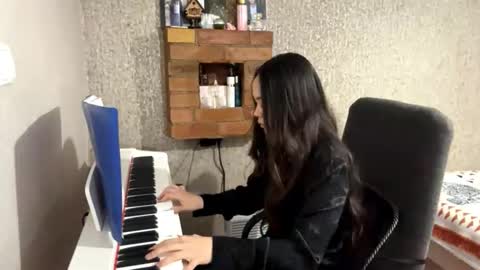 Amina online show from November 1, 3:00 pm