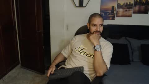 Magnus Dark independent model online show from January 7, 5:01 am