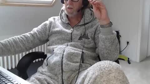 WyattEarp64 online show from November 26, 1:41 pm