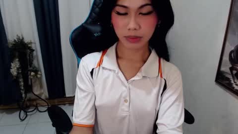 Snapshot of xseductive_airax chatting on December 7, 5:37 pm aira online show from December 7, 5:37 pm