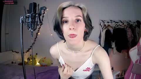 Snapshot of yellow_songbird chatting on March 5, 4:24 pm Liya online show from March 5, 4:24 pm