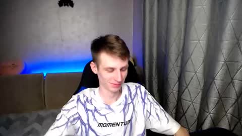 Snapshot of yes_cute_boy_ chatting on March 3, 1:42 am Eden online show from March 3, 1:42 am