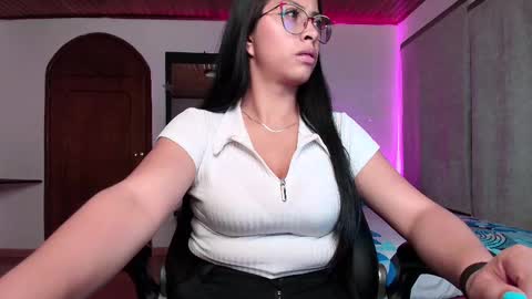 yesie_hot2 online show from February 24, 12:30 am