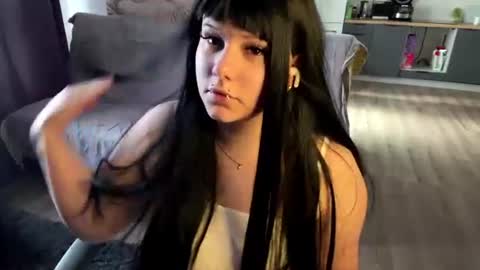 Lola online show from June 12, 1:32 pm
