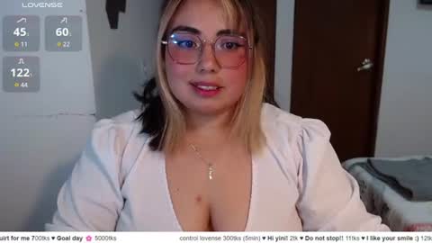 hii i am yini online show from June 23, 4:20 am