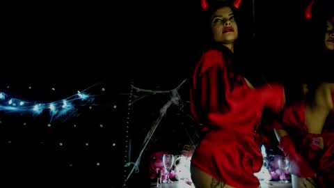 yiyisandoval online show from November 1, 1:17 am