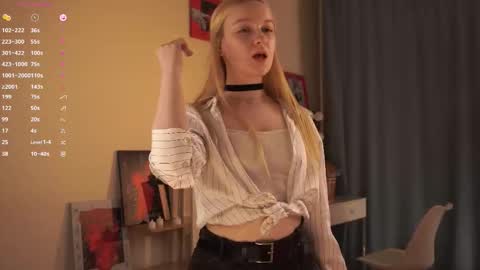 Snapshot of you_fell_in_love chatting on October 21, 7:28 pm Elizabeth brunette -- Darline blonde online show from October 21, 7:28 pm