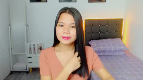 yourcuteprincess_ online show from June 12, 1:21 pm