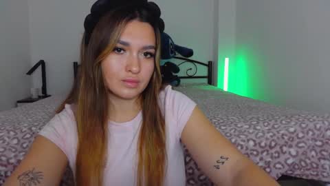 Snapshot of youremily_xx chatting on October 22, 7:33 am Emily online show from October 22, 7:33 am
