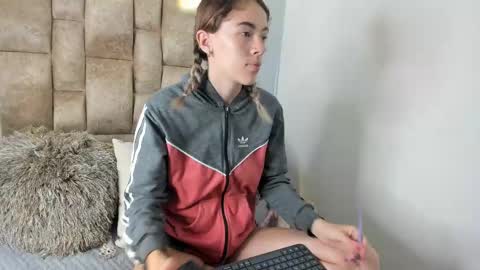 yulievans online show from March 6, 12:09 pm