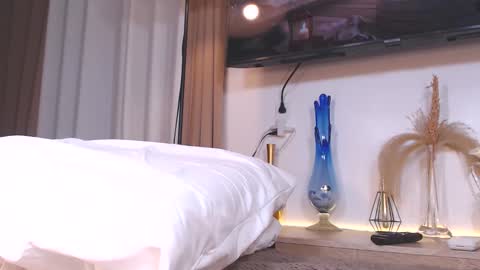 Justine online show from September 15, 8:10 pm