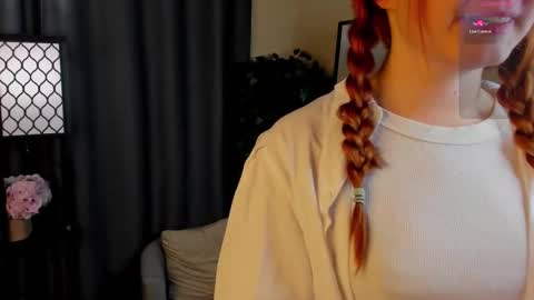 Snapshot of yvonekeniry chatting on October 19, 1:43 am Alisa online show from October 19, 1:43 am
