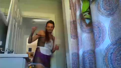 Snapshot of zaddyslilslutbucket chatting on October 20, 4:34 pm zaddyslilslutbucket online show from October 20, 4:34 pm