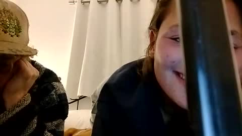 Snapshot of zellelajay2009 chatting on February 11, 6:51 am KENDAL Kaylee online show from February 11, 6:51 am