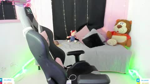 zoe_sullivan_ online show from November 5, 9:22 am