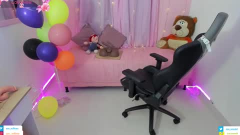 zoe_sullivan_ online show from November 12, 9:44 am