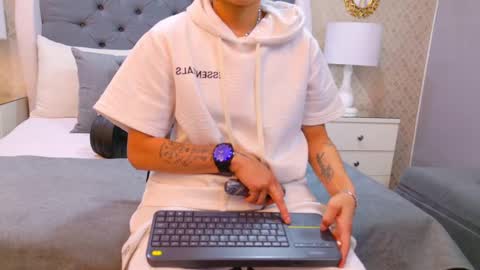 Zoe Krug online show from October 6, 11:39 am