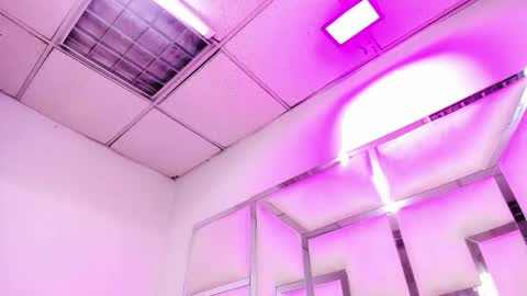 ZoeSwam online show from April 4, 2:13 pm