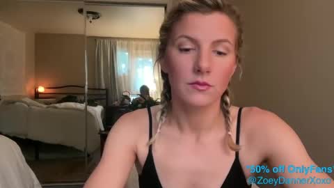 Zoeydanner online show from February 3, 7:21 pm