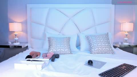 Z O E online show from March 10, 11:45 am